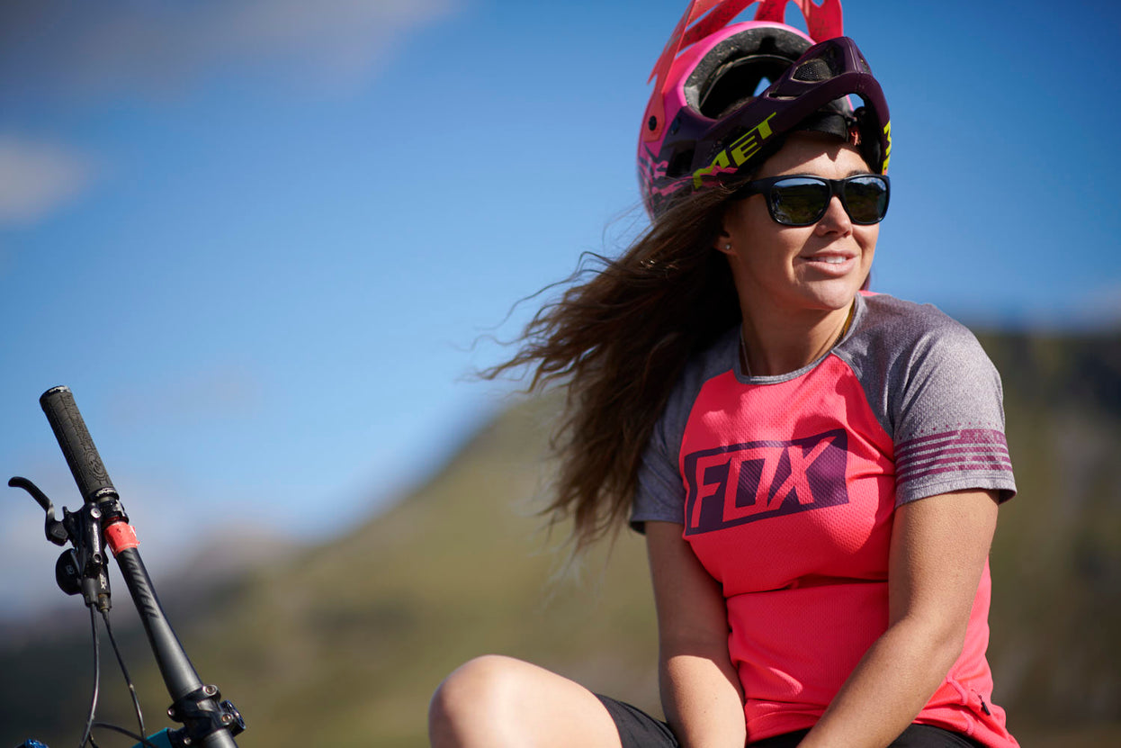 cab9-eyewear-the-edge-chrome-girl-on-MTB